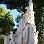 Sculpture à l'entrée de la grotte de Nerja, découverte par 5 garçons en 1954